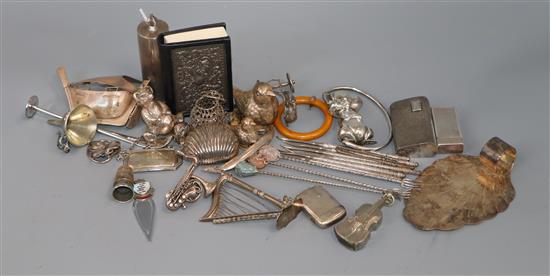 A collection of novelty silver and plated items, including a jockey cap caddy spoon, a cockerel and cart salt